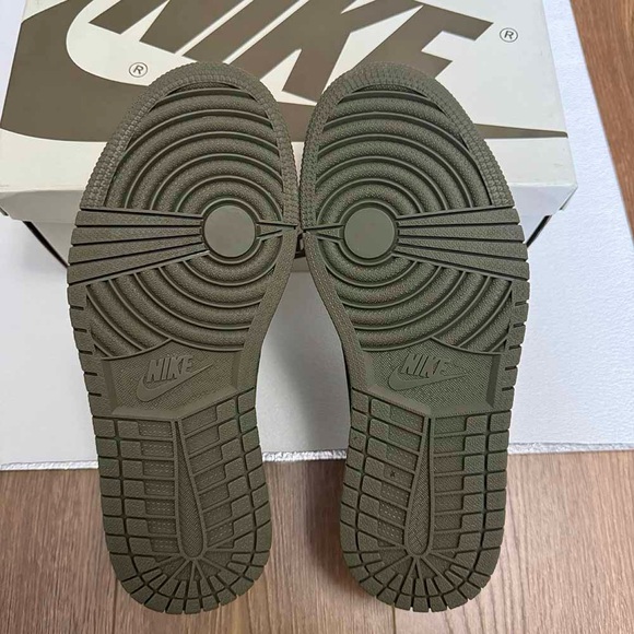 Jordan 1 Retro OG x Travis Scott Low White Sneakers - Picture 4 of 8